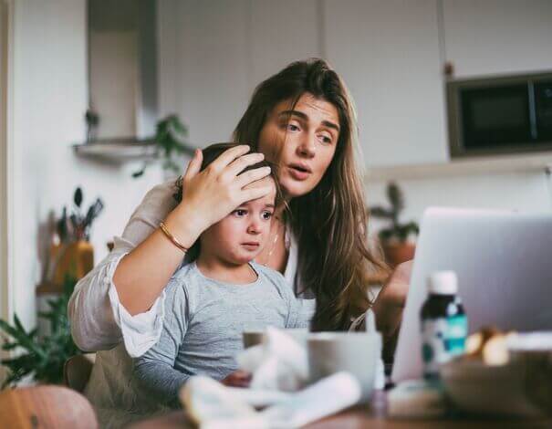 mère et enfant malade sur ordinateur