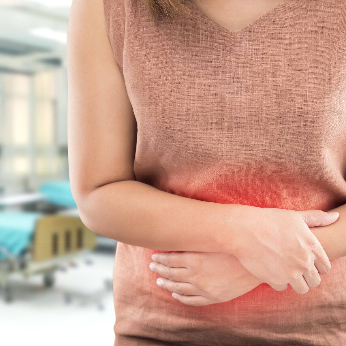 Femme avec des crampes au ventre dans une clinique pour touristes