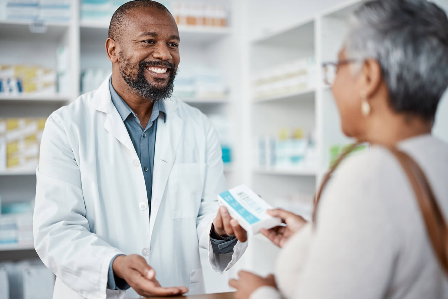 pharmacien qui aide un patient