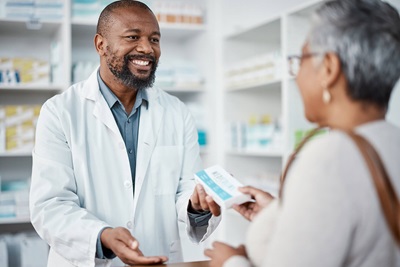 pharmacien qui aide un patient