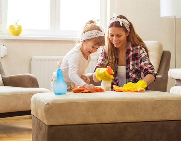 Mère et sa fille nettoient la maison afin de prévenir les allergènes intérieurs