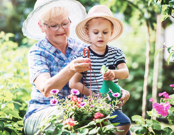 Grand-mère et sa petite fille faisant du jardinage, à l'extérieur