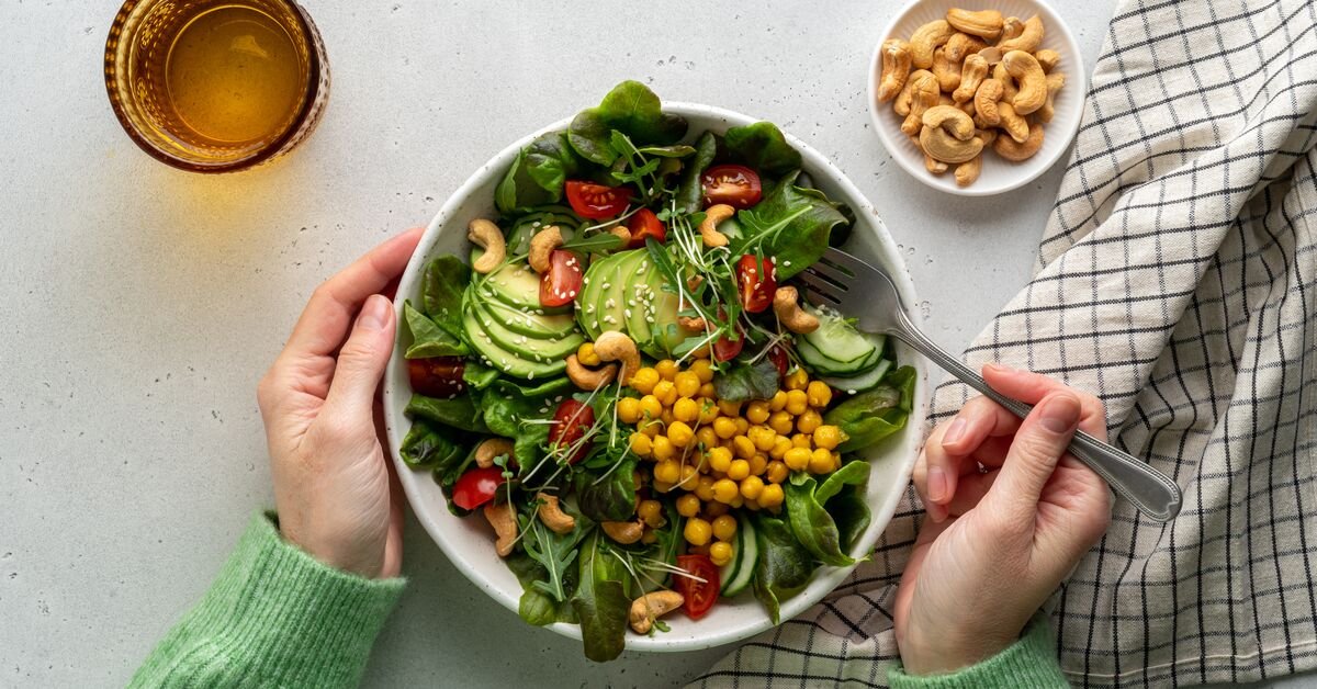 Bol de salade contenant des aliments fiches en fibre comme des légumes et des pois chiches