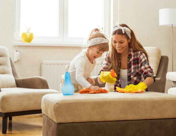 Mère et sa fille nettoyant la maison 