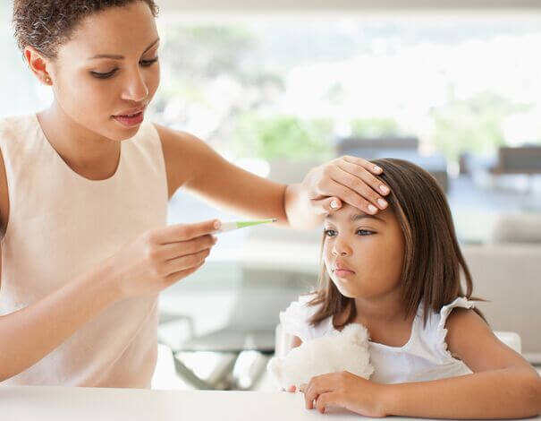 mère prend la température de son enfant