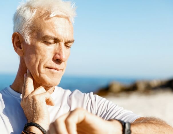 homme âgé prenant son pouls homme âgé prenant son pouls
