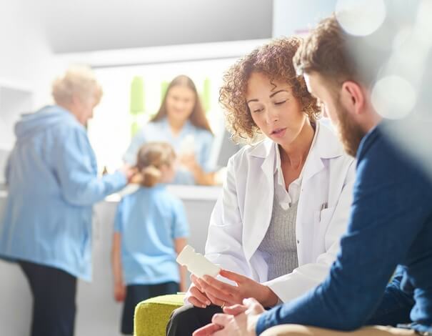 pharmacienne conseillant patient  pharmacienne conseillant patient