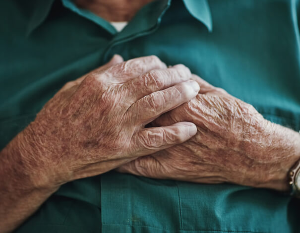 homme âgé tenant son coeur