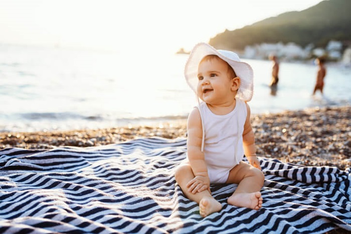 bébé à la plage soleil