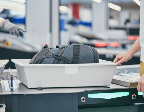Sac de voyage dans un bac passant la sécurité à l'aéroport Sac de voyage dans un bac passant la sécurité à l'aéroport