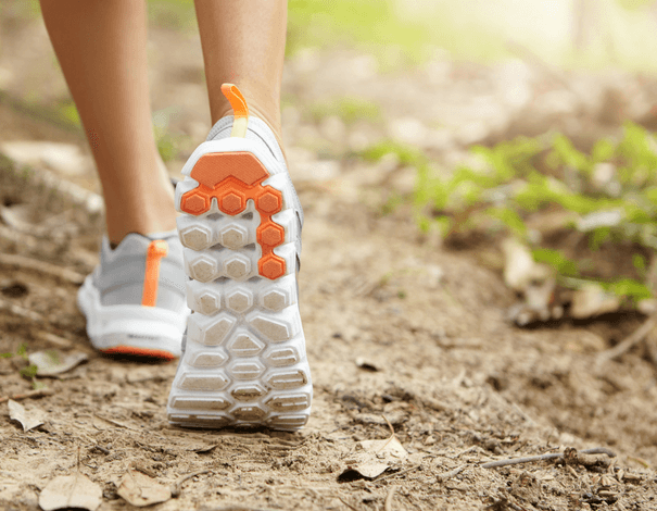 Pieds portant des chaussures de sports dans la forêt Pieds portant des chaussures de sports dans la forêt