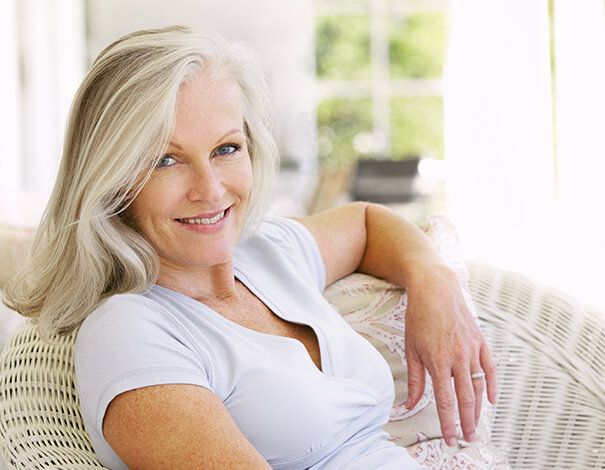 Femme senior avec cheveux gris qui sourit
