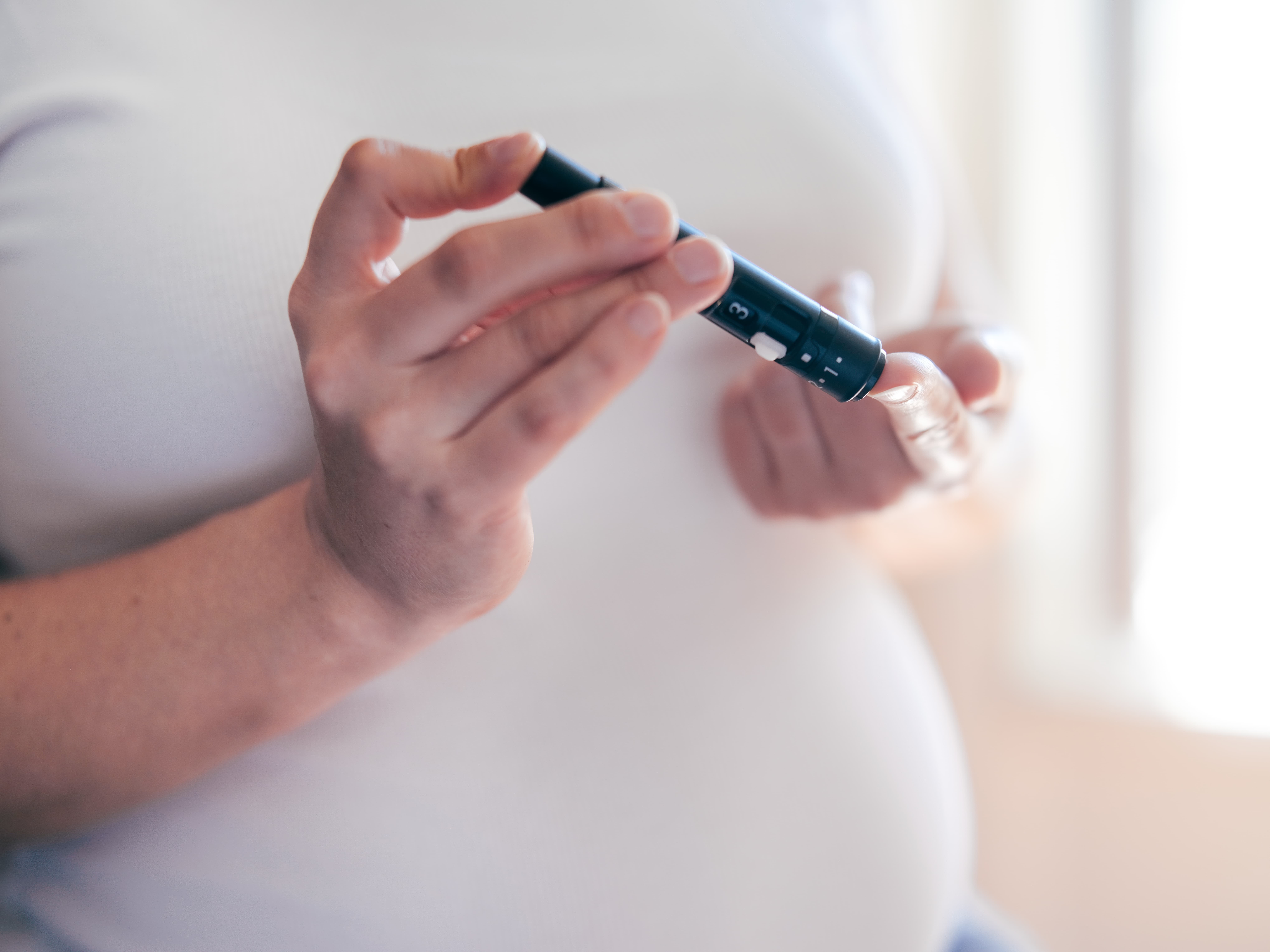 Pregnant women taking her blood glucose Pregnant women taking her blood glucose