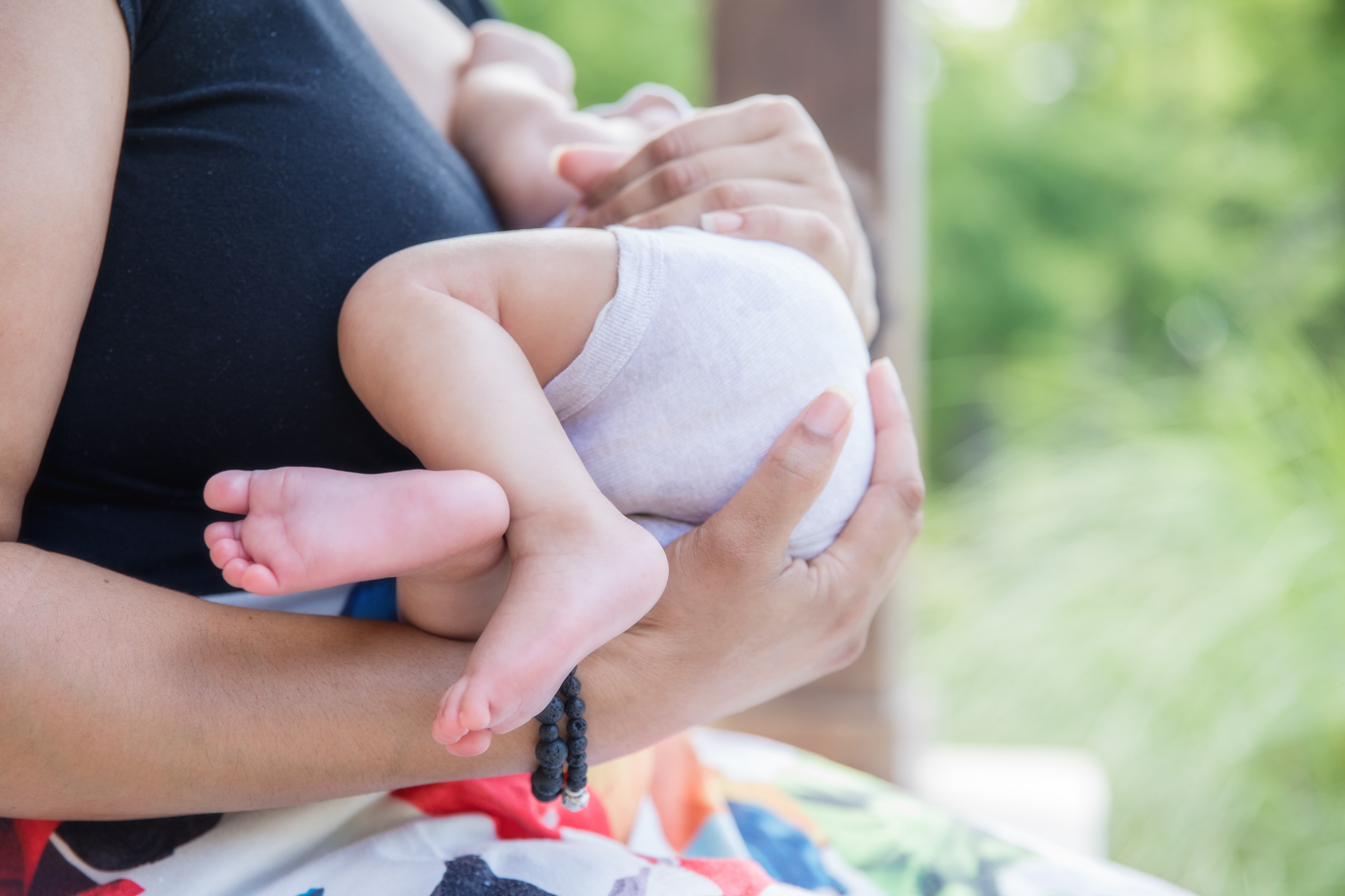 Nouveau-né dans les bras de sa mère Nouveau-né dans les bras de sa mère