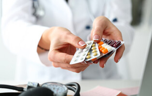 Pharmacist showing medication | Pharmacienne qui montre des médicaments
