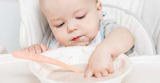 L'introduction des aliments solides chez l'enfant âgé de 6 à 7 mois